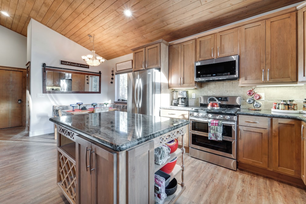Near Downhill Ski Resort! Hot Tub Haven in Truckee
