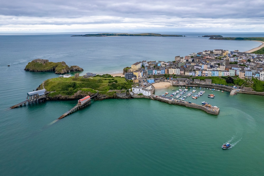 Tenby Studio Apartment - Stroll to Beach and Town