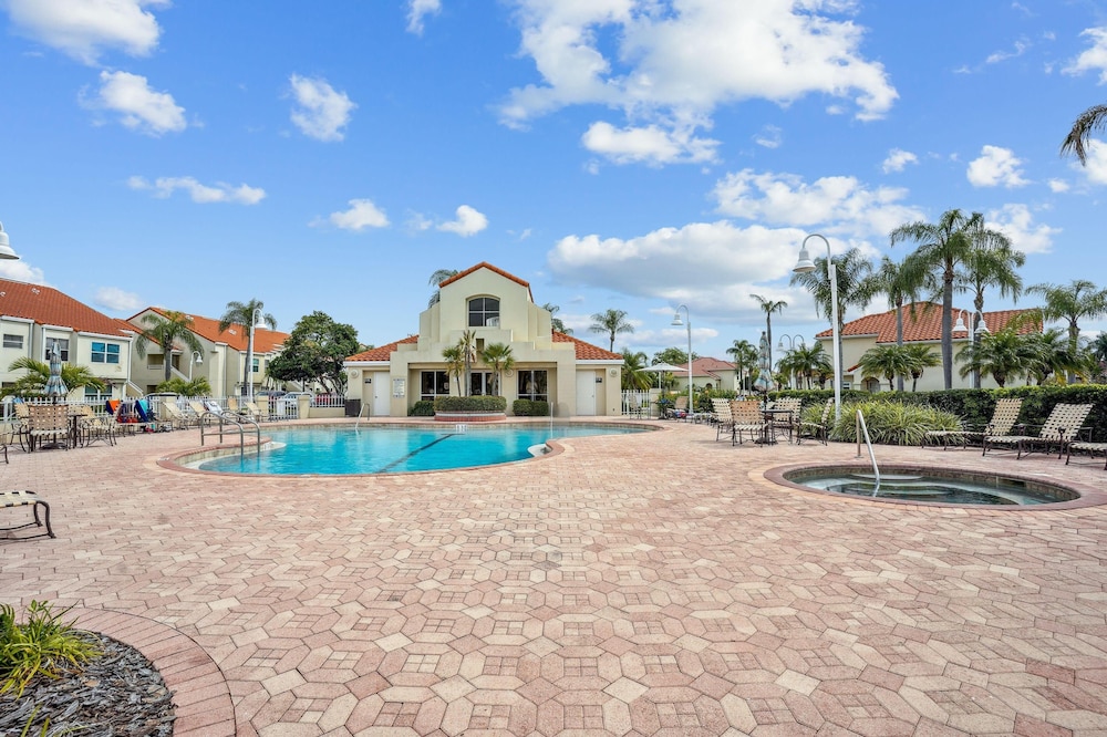 Mirada Manor