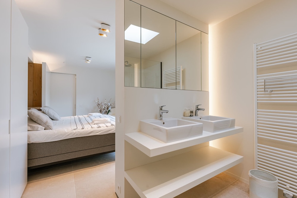 Charming Chic Stay With Garden Views Parking