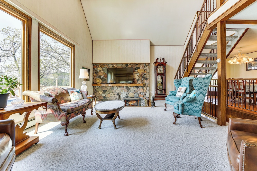 'love Lake Retreat w/ Hot Tub in New Richmond!