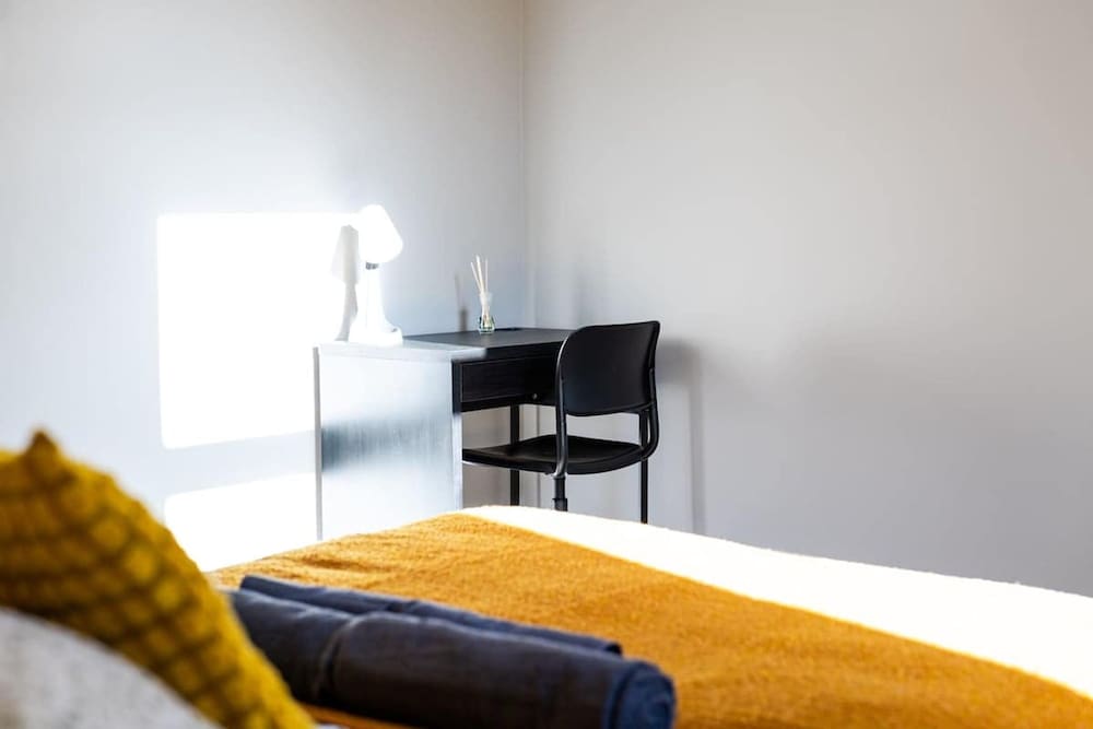 2 Bedroom Flat - Free Parking