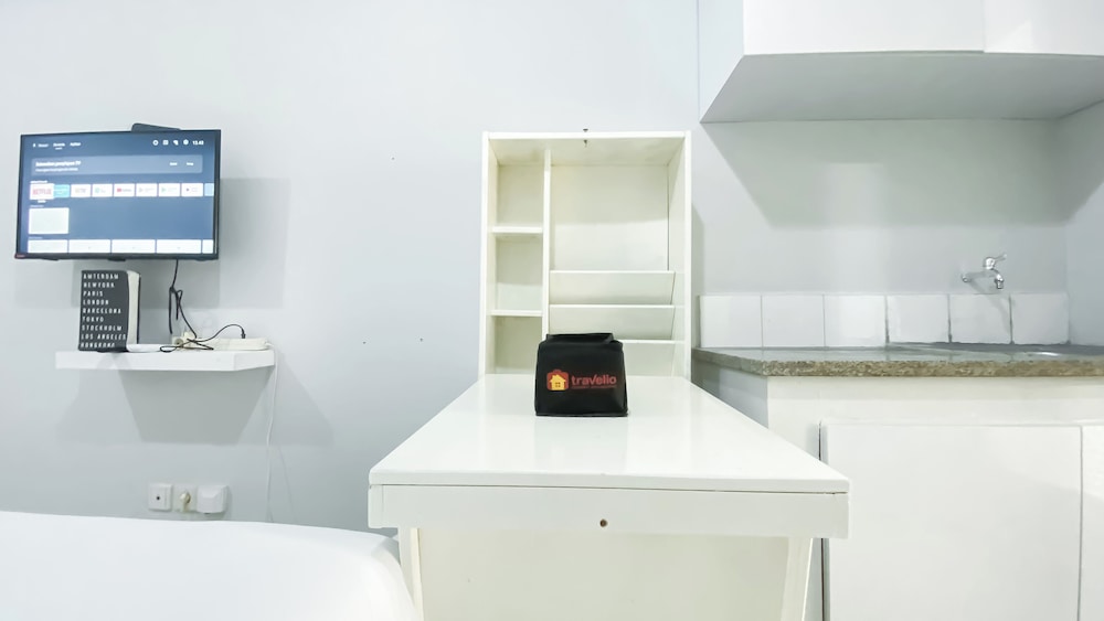 Stunning and Comfy Studio at Green Bay Pluit Apartment