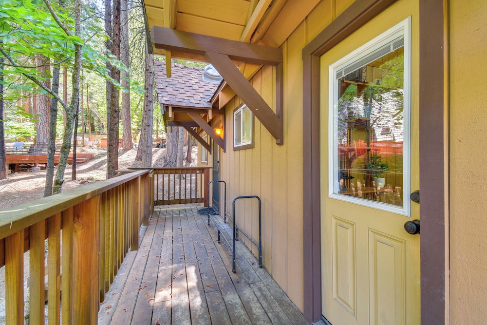 Walk to Fly-in Lake: Blue Lake Springs Cabin!