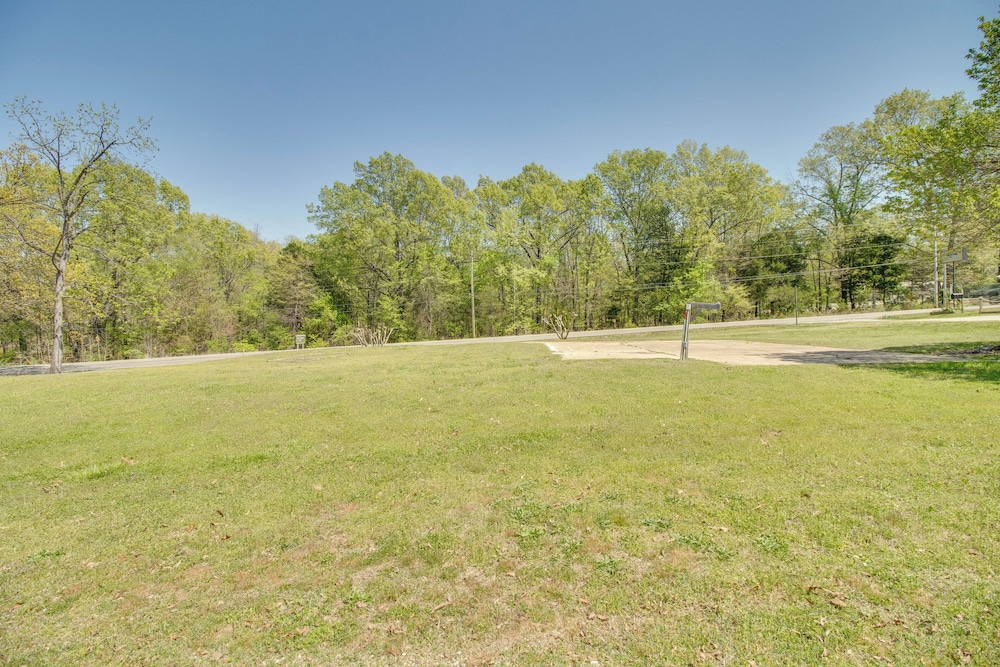 Half-mi to Bull Shoals Lake Access: Angler's Cabin
