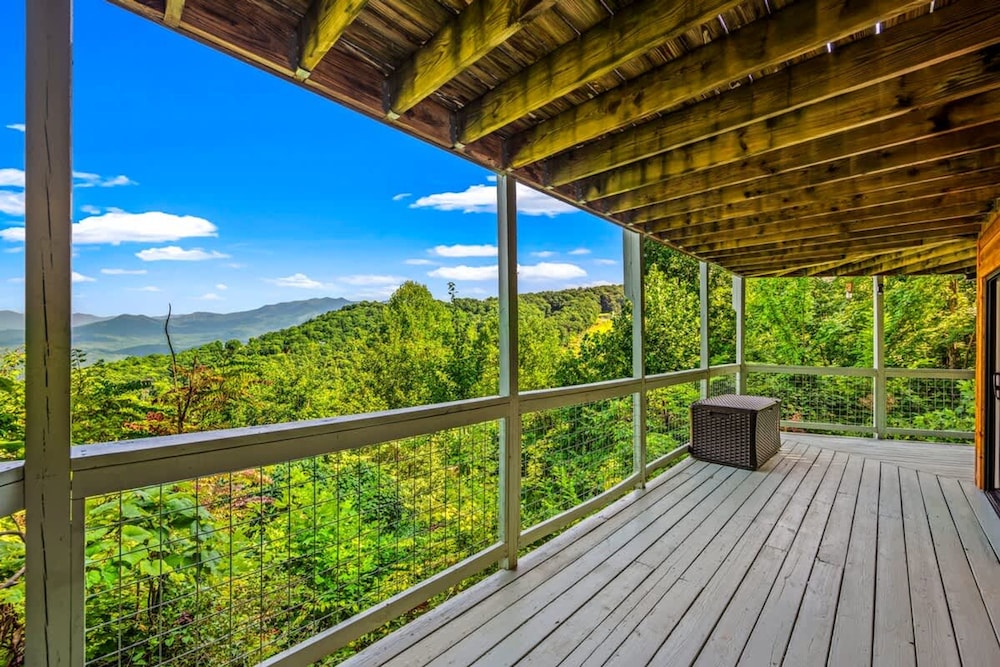 180 Views Sleeps 7 Private Hot Tub Full Kitchen