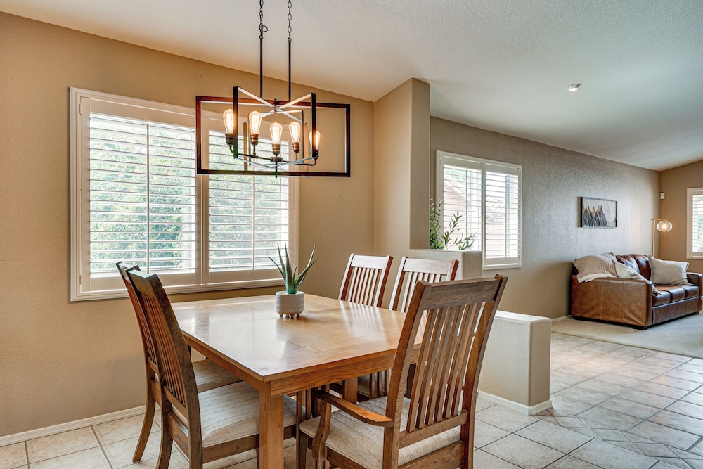 4 Mi to Catalina State Park: Mountain-view Home