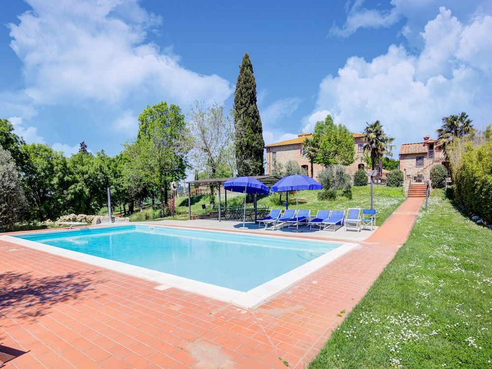 Apartment With Swimming Pool