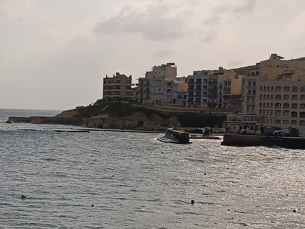 Seaside Stylish and Spacious 2-bedroom Apartment