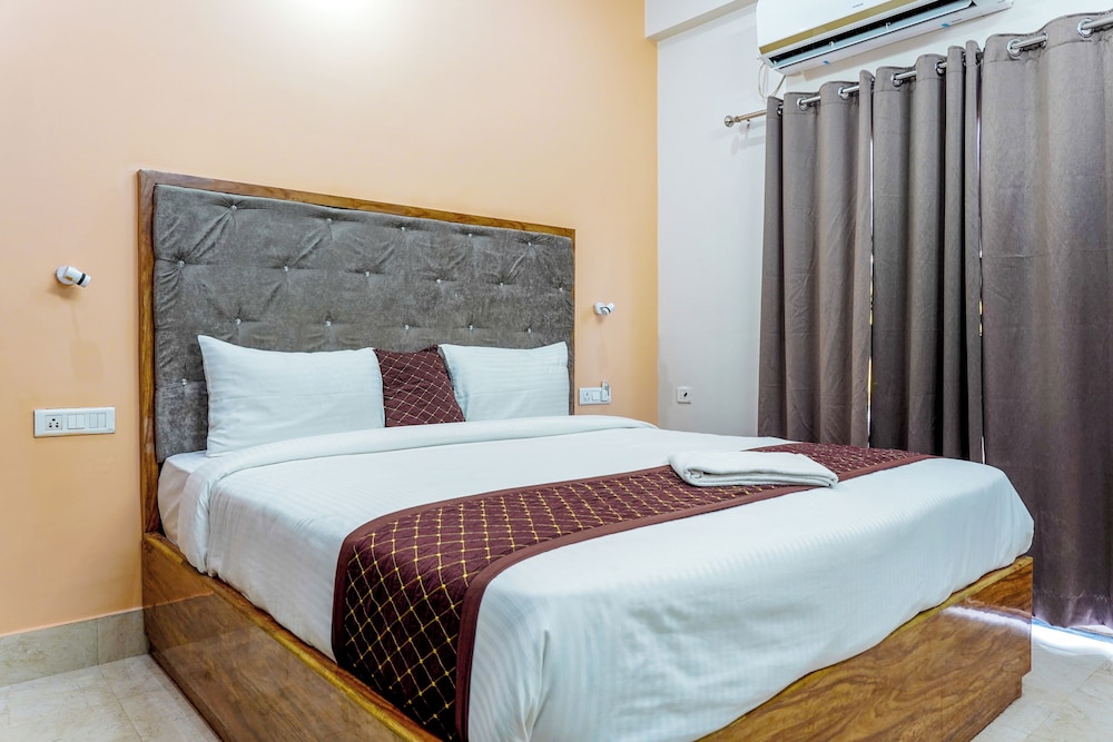 Navneeta Grand Hotel & Banquet Hall