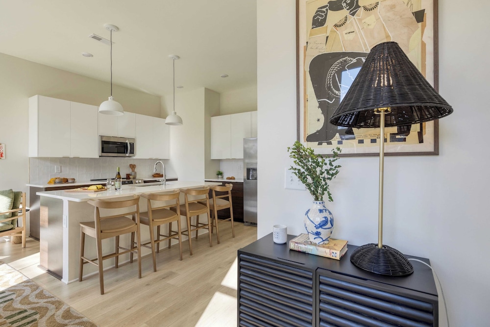 Sleeps 16 2 Modern Townhomes, Minutes to Broadway Lischey & 98 Degrees