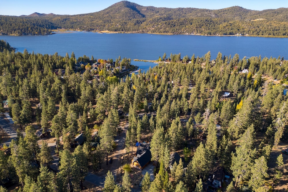 Forest Road by Avantstay Group Cabin w Hot Tub Minutes to the Lake