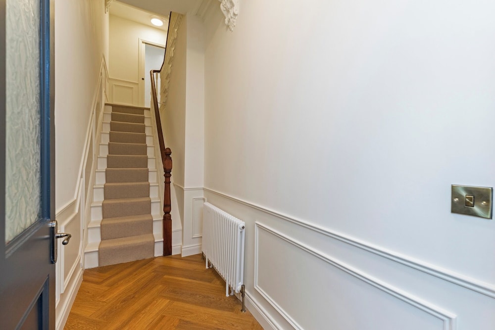 Modern 2-bed Apartment - Sleeps 6 - Seafront View