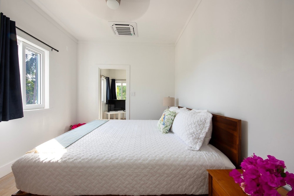 Laughing Bird Studio #7 - Brand New Stylish Apartment, Pool, Bea 1 Bedroom Condo, photo 50