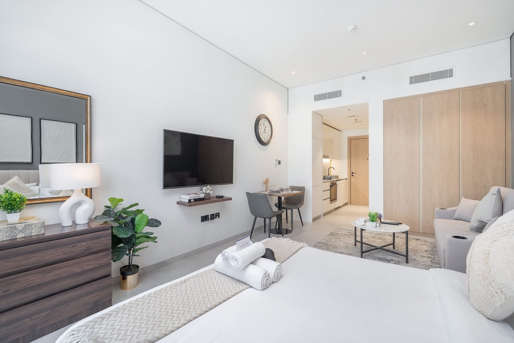 Spacious and Stunning Studio in The Heart of JVC