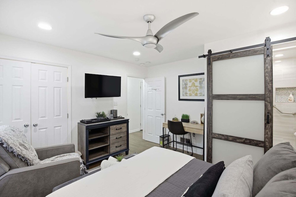 Stylish Hot Tub Retreat With Ping Pong 3 Bedroom Home