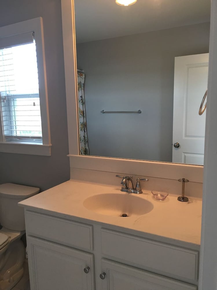 Best Day Ever 4 Bedroom Home by RedAwning