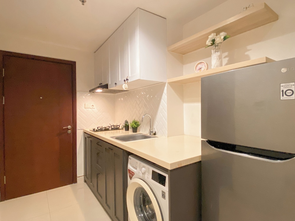 Warm Minimalist Studio Room At West Vista Apartment