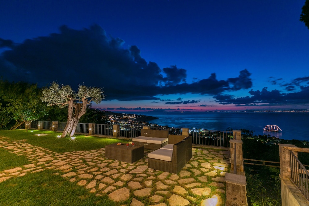 Luxury Villa with breathtaking Seaview, pool, BBQ