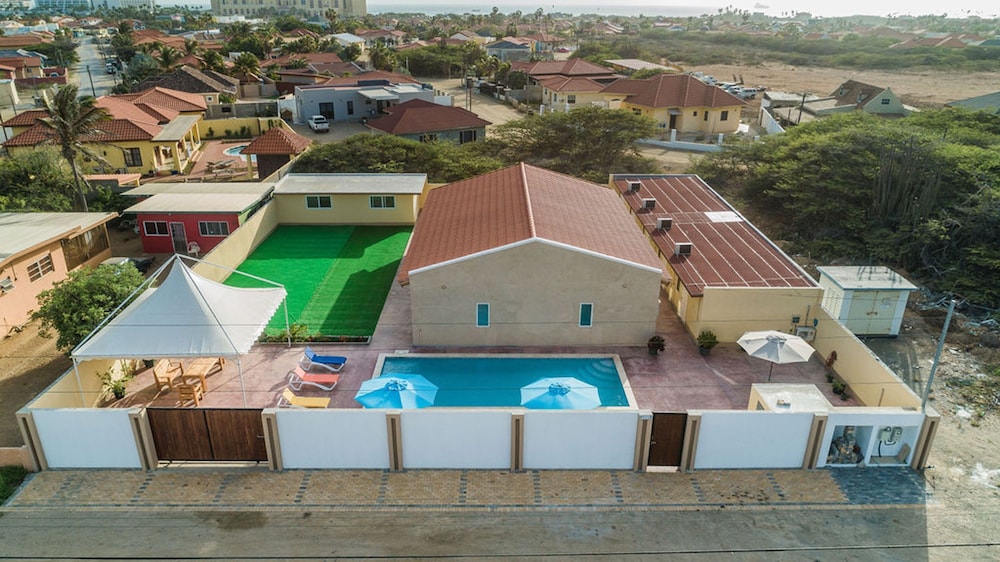 King Size Bed Studio w Pool Close to Beaches