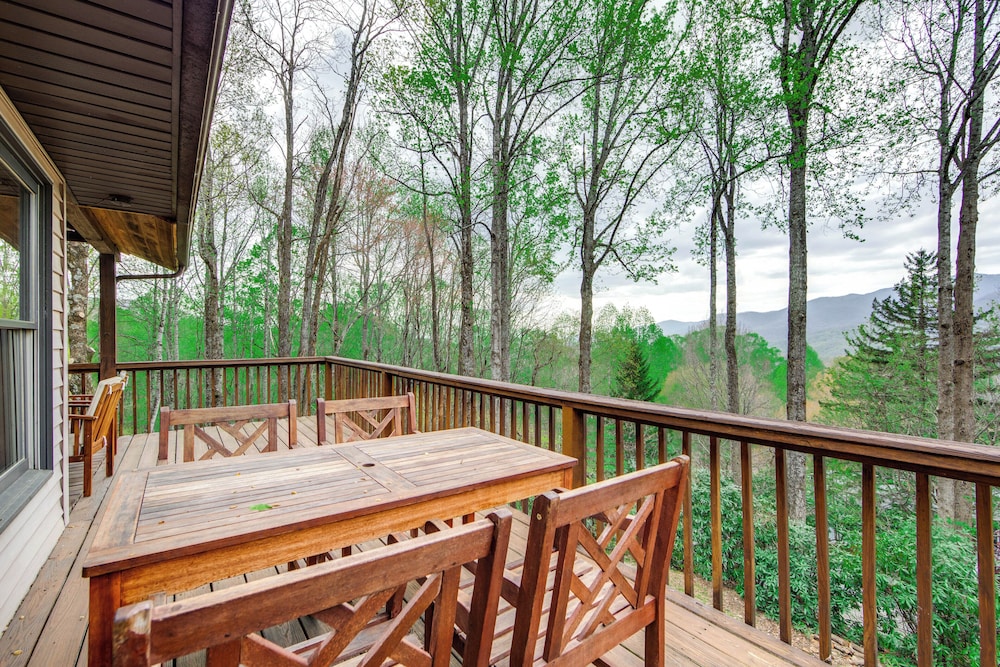 10 Mi to Waynesville: Cabin w/ Hot Tub & Mtn Views