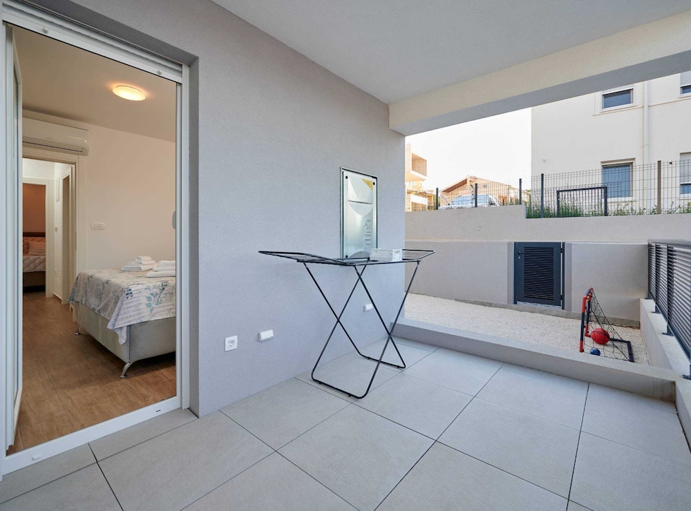 Exclusive Okrug Gornji Apartment With Shared Pool