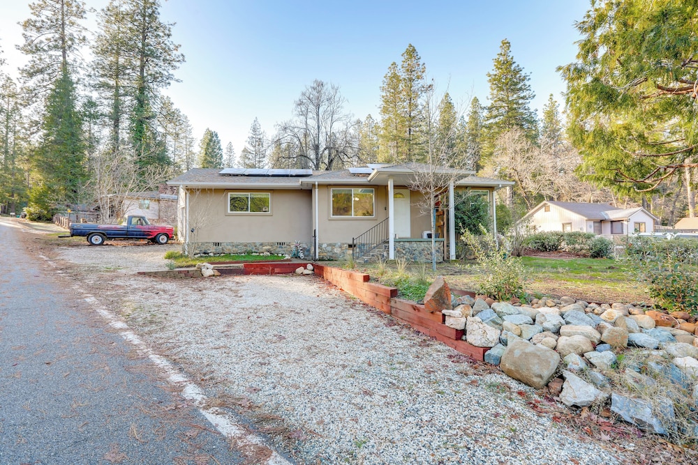4 Mi to Dtwn Grass Valley: Forest Oasis w/ Hot Tub