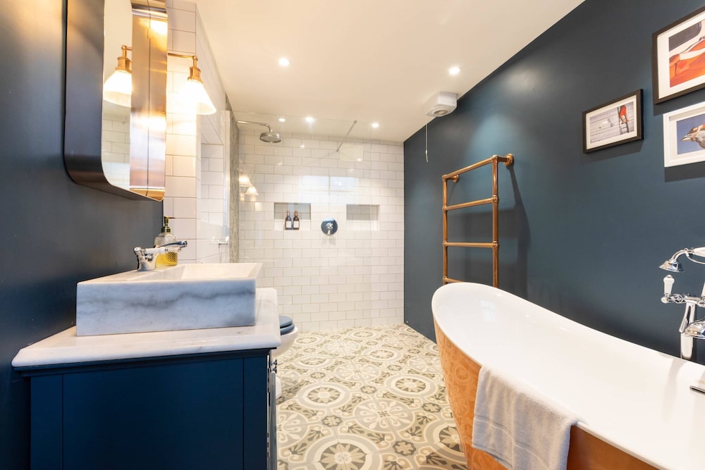 Stylish 2 Bedroom Converted Victorian Storefront