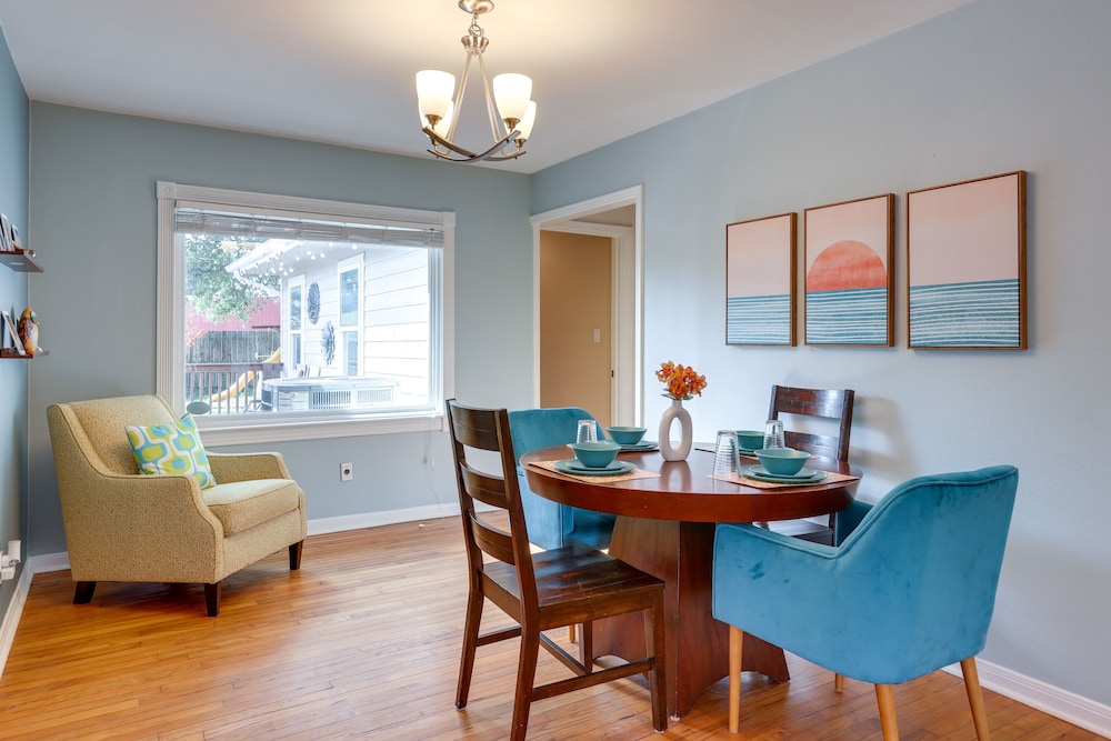 Near Beach & Attractions: Home in Galveston!