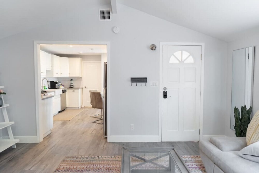 Updated 1BR House in Glendale With Private Fenced Yard p55