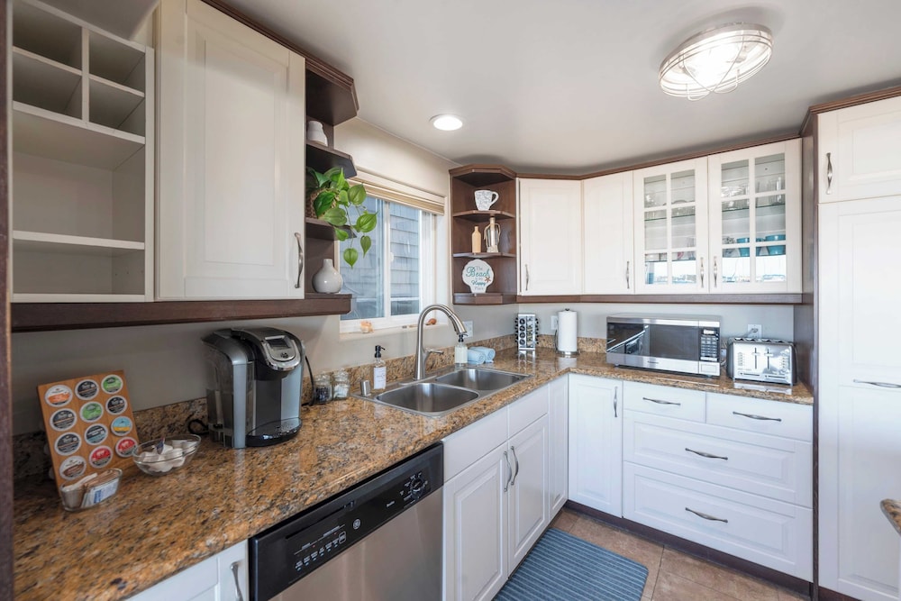 Coastal Bayside Condo Walkable to Sand & Surf
