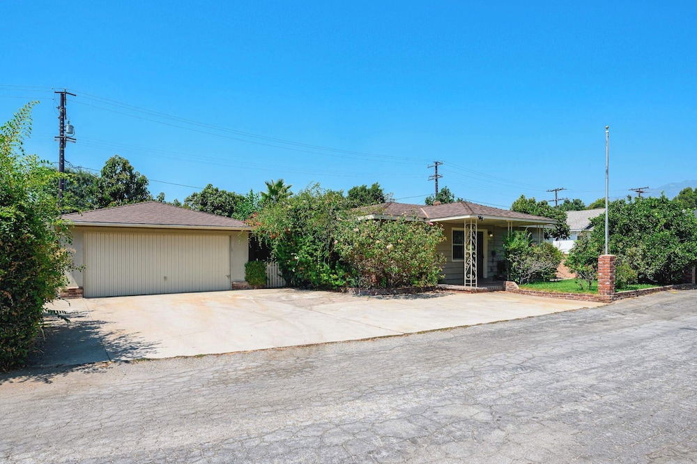 Not Affected by the Fire/spacious Retreat w/ Large Kitchen & Outdoor Patio