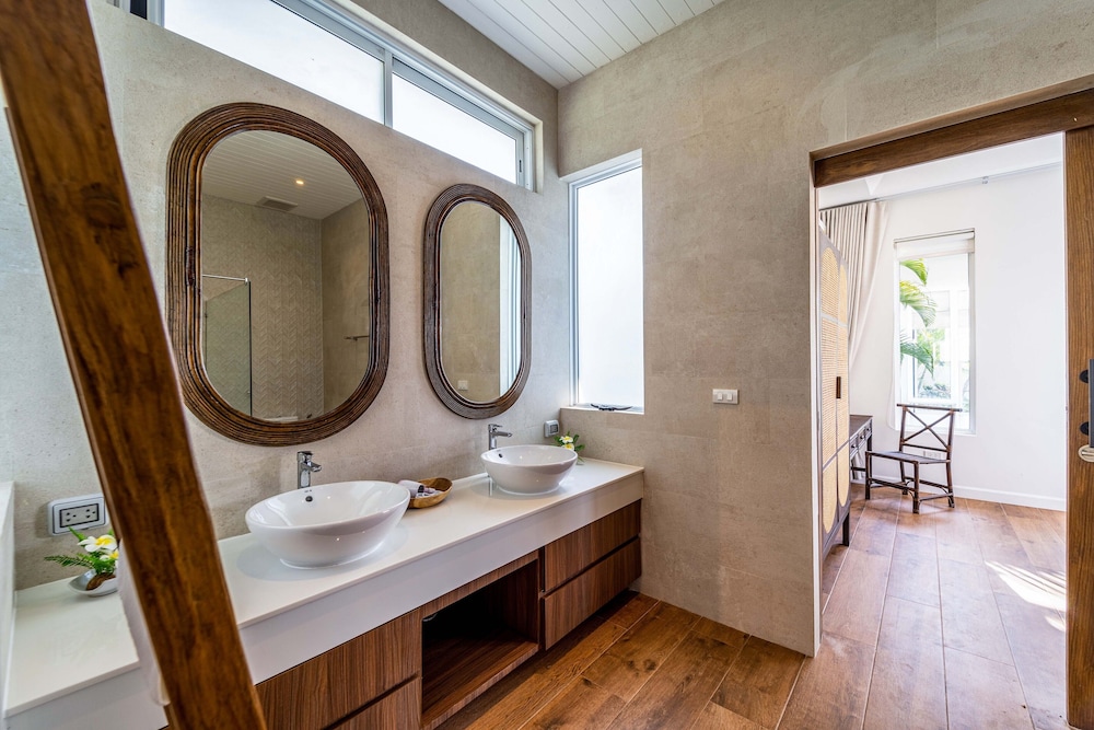 Luxury 7 Bedroom Pool Villa - WL67 view 2