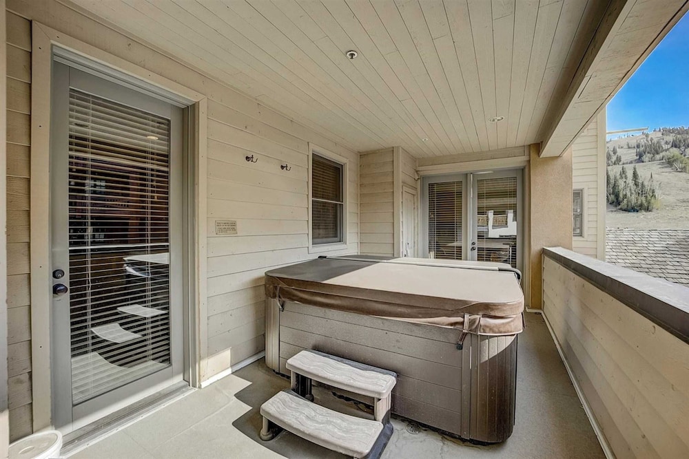 7 Condos, Ski-in/ski-out + Hot Tubs Sleeps 30 Mont Cervin by Avantstay