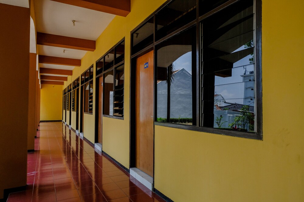 OYO 1342 Uniga Malang Family Residence view 4