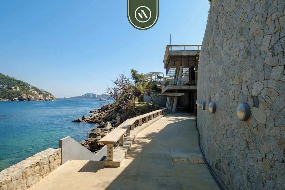 Amazing 3 BR Penthouse With Beachclub