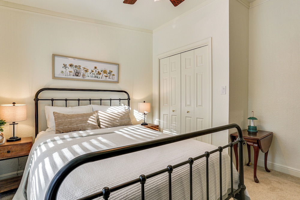 Family Friendly! Lakefront Escape in Pottsboro