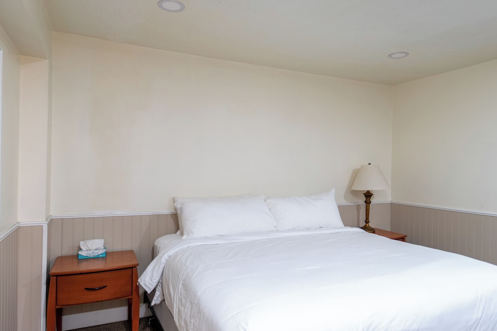 Road Creek Inn