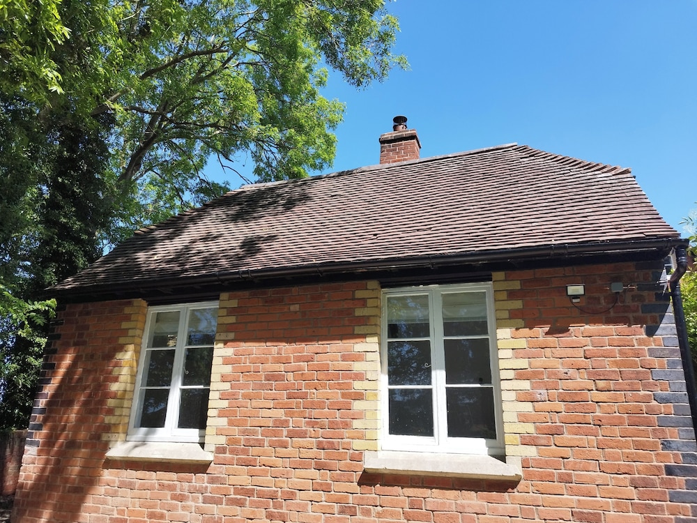 Old School House-2 Bedroom-sleeps 6-large Garden