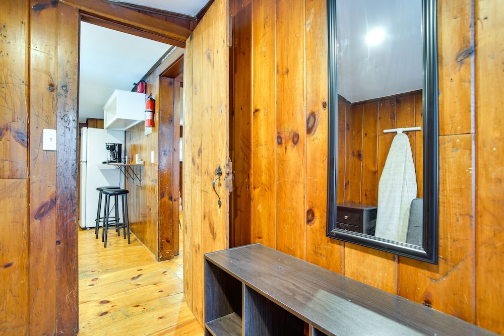 Hot Tub & Kayaks: Dog-friendly House in Yarmouth