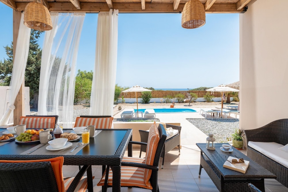 Gennadi Serenity House -beachfront Villa