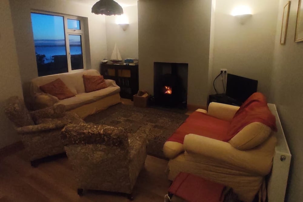 3-bed Seaside Cottage Retreat - Parking & Garden