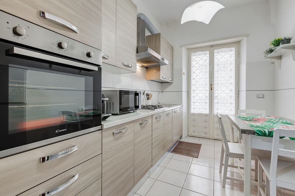 Cozy 2-Bedroom Flat with Balcony