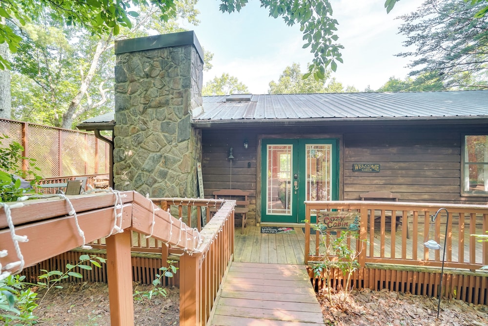 Private Hot Tub & Game Room: Cleveland Getaway