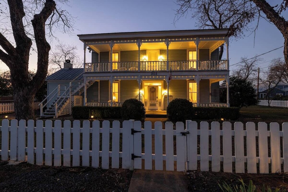 Victorian Escape-pool & Hot Tub!