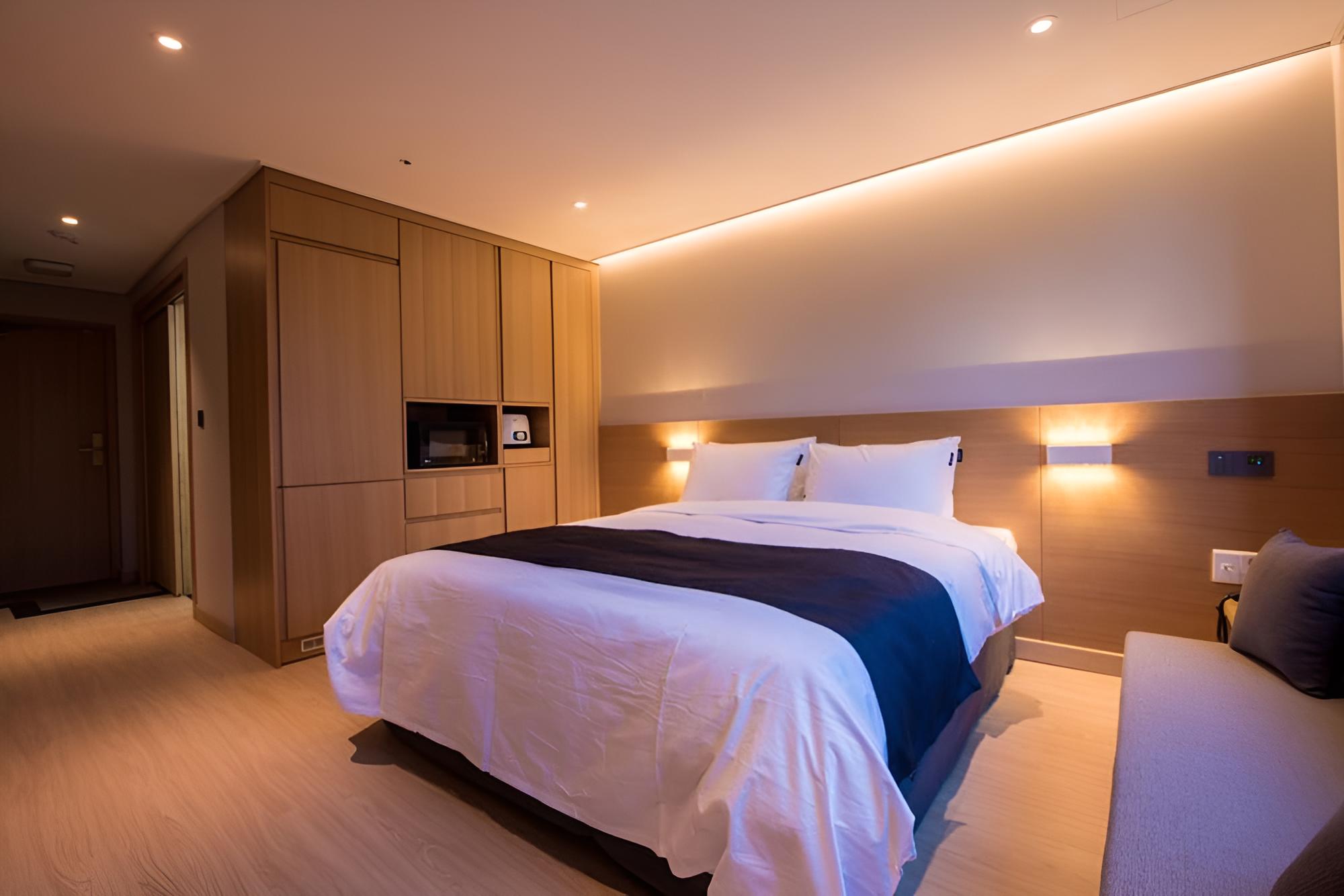 R&B Business Hotel
