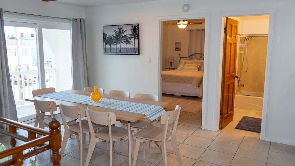 Fun Retro Island Vibe Sleeps 17 Beach 1 Block 4 Bedroom Home