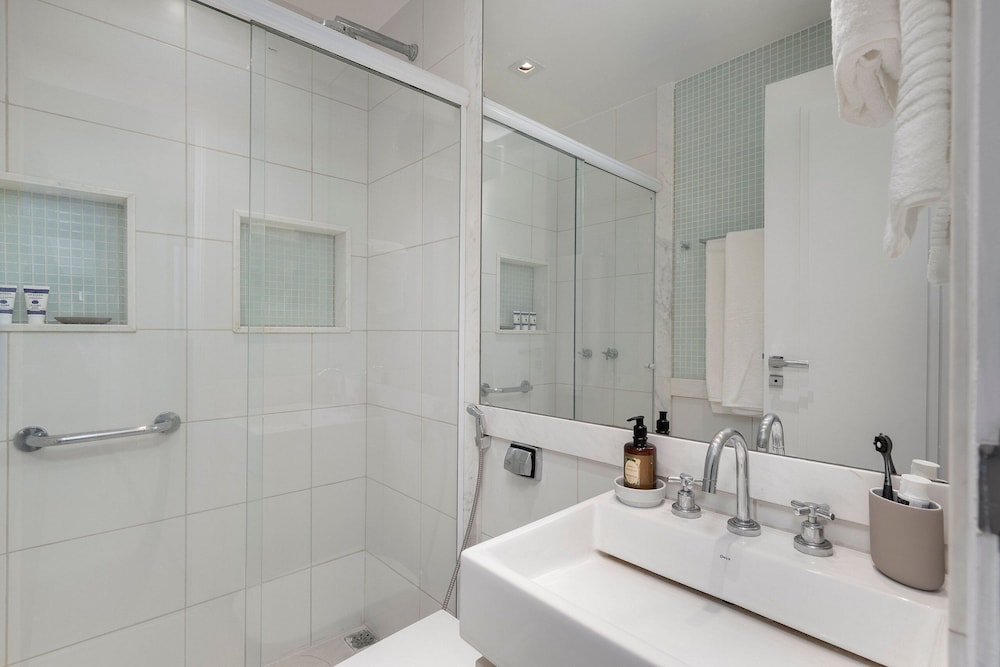 Copacabana – Av. Atlântica | 4 quartos, Vista Mar, 1 min praia de Copacabana - por Casapē Rio