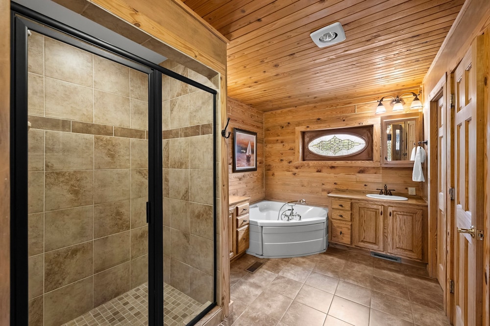 Lakeside Lodge by Avantstay Hot Tub Dock
