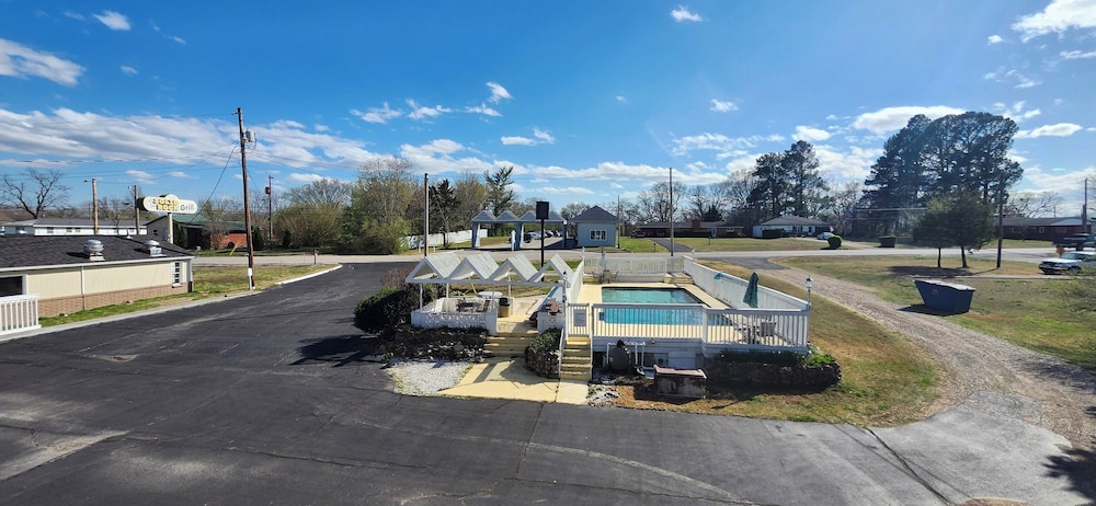 Twin Lakes Inn
